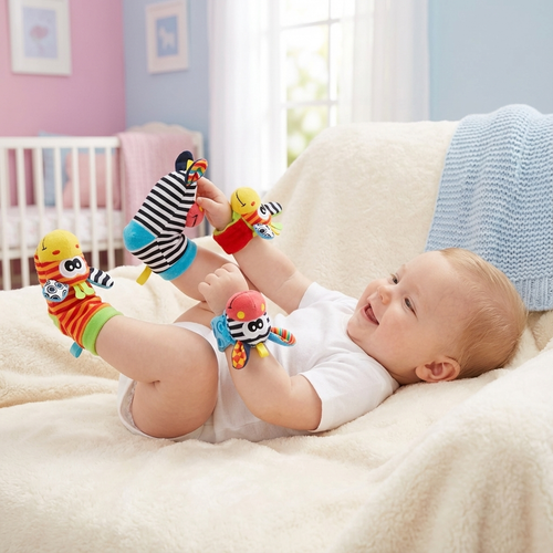 “Sensorische baby sokjes en armbandje, een knuffelig speelkameraadje”